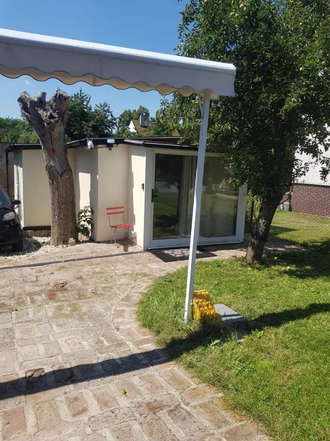 Вилла Small House With Parking Прага Экстерьер фото